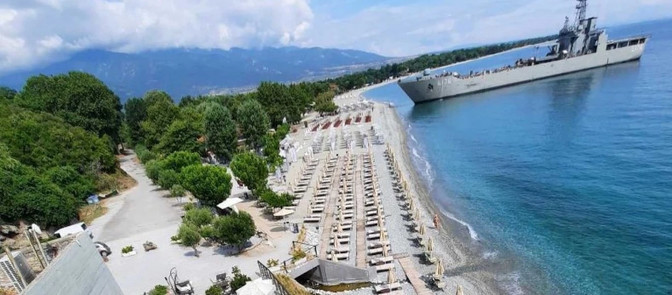 Αρματαγωγό του Πολεμικού Ναυτικού έδεσε μπροστά σε beach bar της Πιερίας (φωτό)